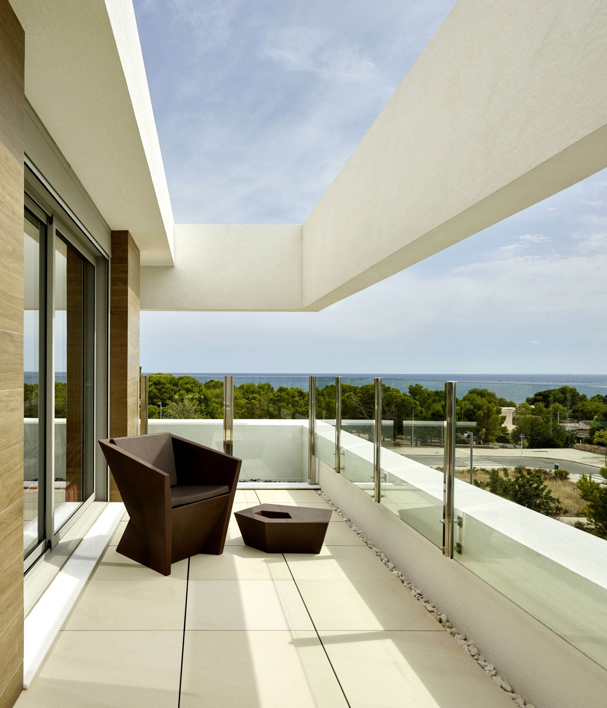 A Stunning Villa Characterized by the Modern Strong Lines and Natural Materials in Tarragona, Spain by White Houses Costa Dorada (10)