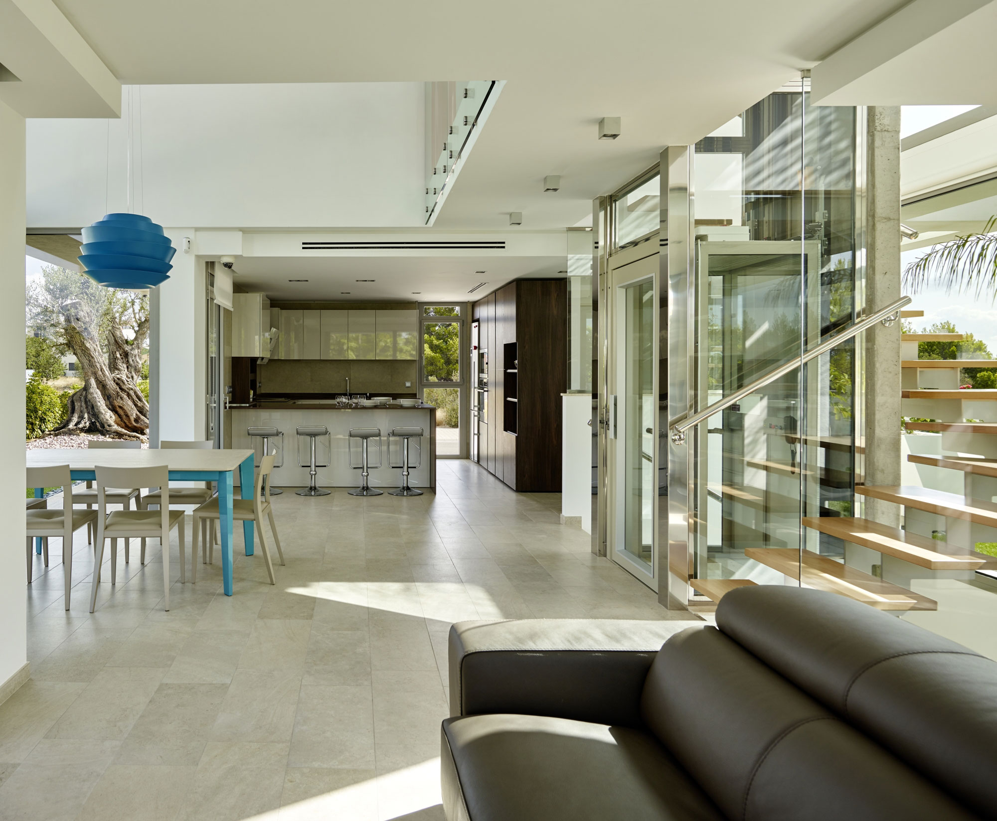 A Stunning Villa Characterized by the Modern Strong Lines and Natural Materials in Tarragona, Spain by White Houses Costa Dorada (12)