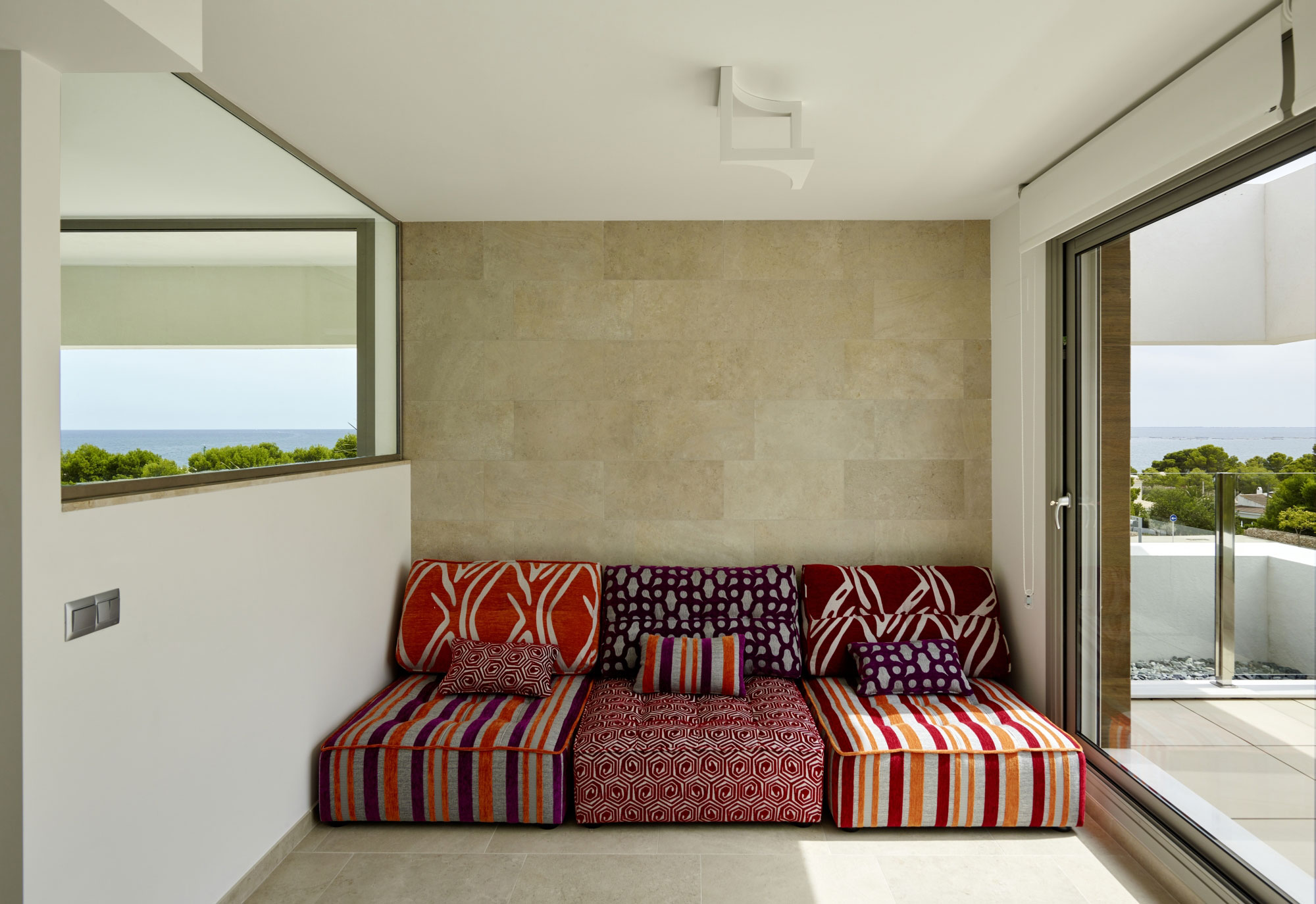 A Stunning Villa Characterized by the Modern Strong Lines and Natural Materials in Tarragona, Spain by White Houses Costa Dorada (14)