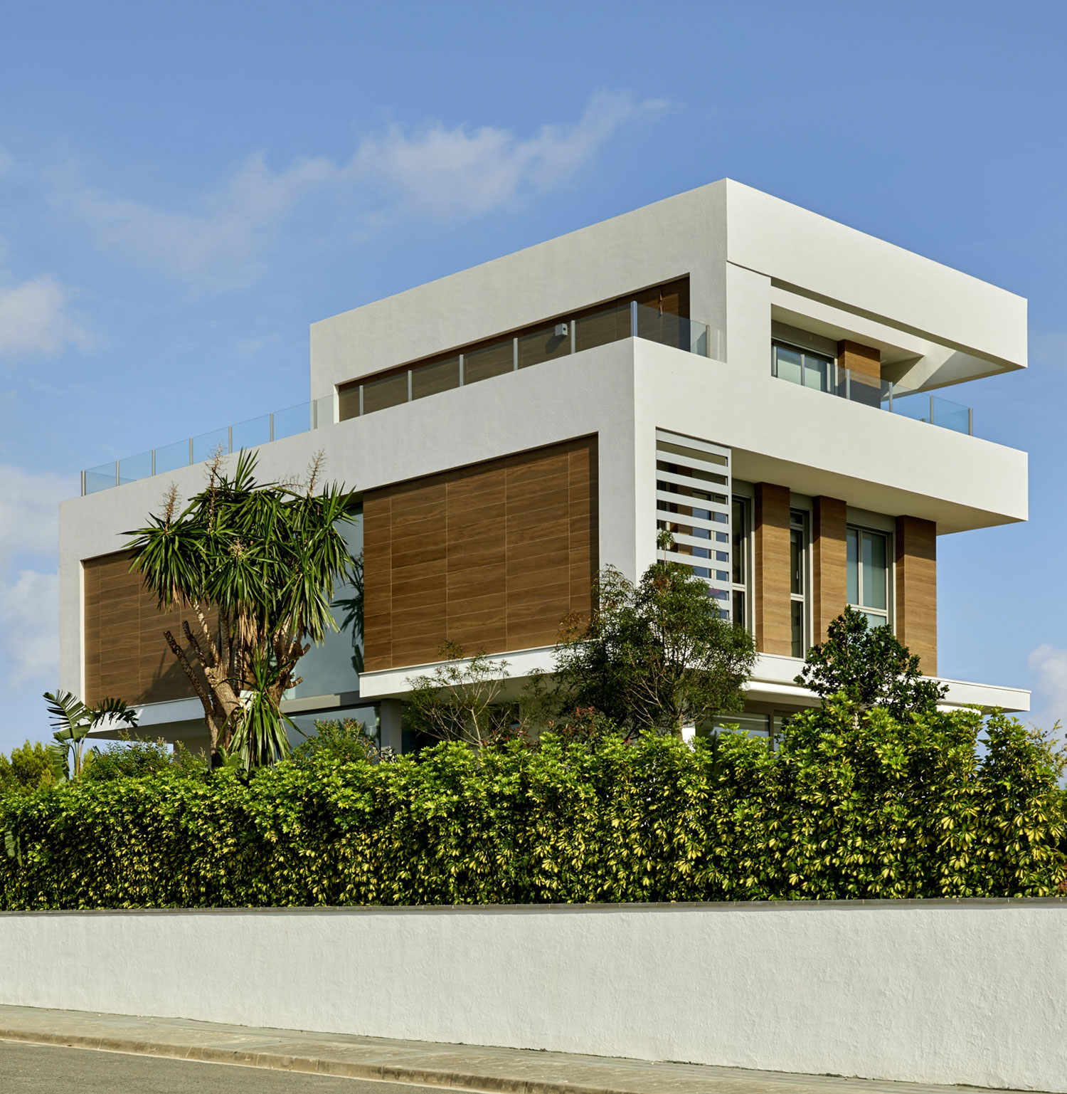 A Stunning Villa Characterized by the Modern Strong Lines and Natural Materials in Tarragona, Spain by White Houses Costa Dorada (2)