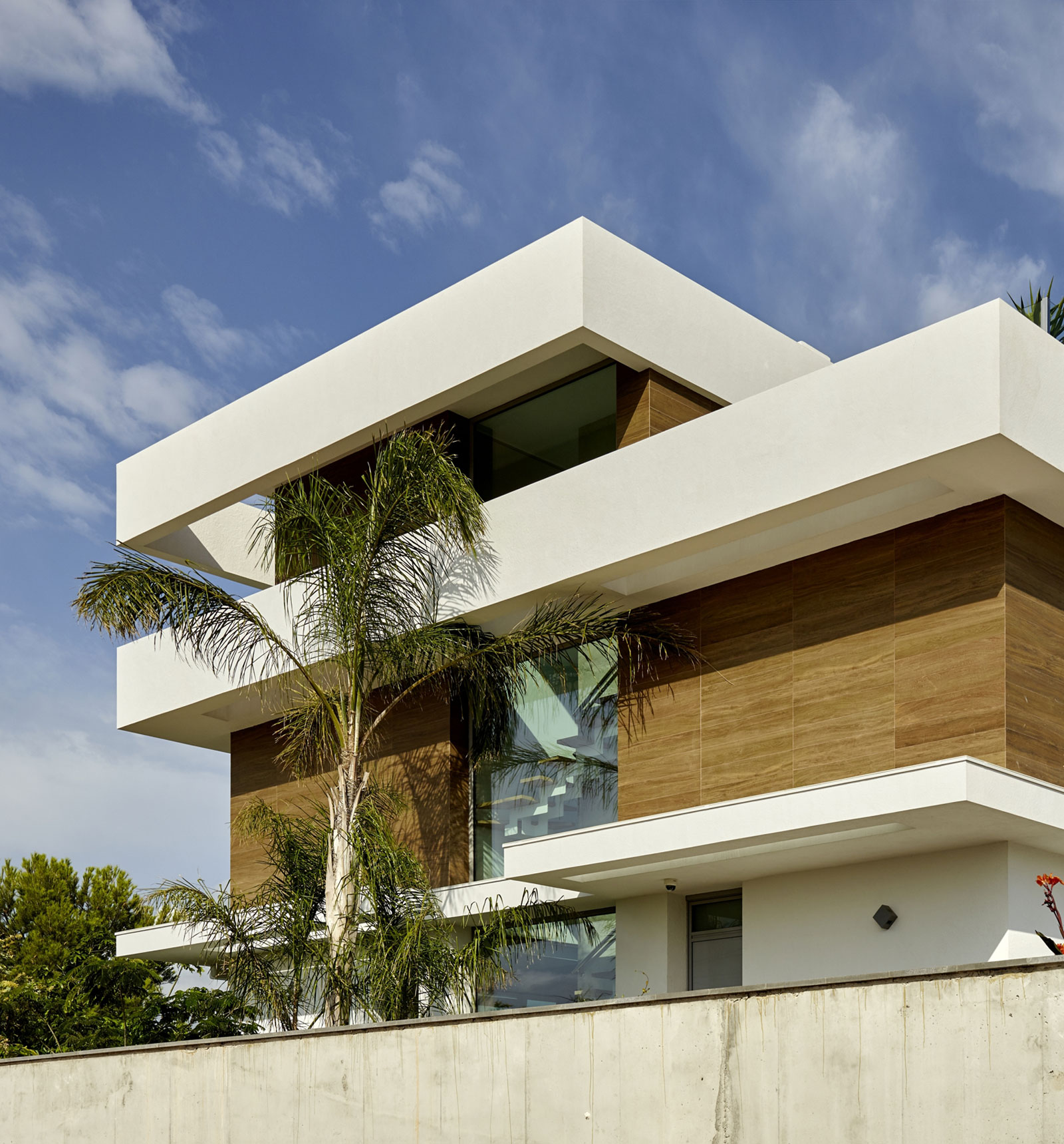 A Stunning Villa Characterized by the Modern Strong Lines and Natural Materials in Tarragona, Spain by White Houses Costa Dorada (3)