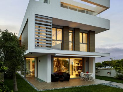 A Stunning Villa Characterized by the Modern Strong Lines and Natural Materials in Tarragona, Spain by White Houses Costa Dorada (31)