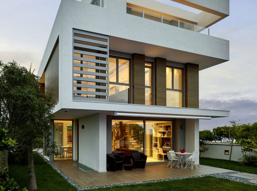 A Stunning Villa Characterized by the Modern Strong Lines and Natural Materials in Tarragona, Spain by White Houses Costa Dorada (31)