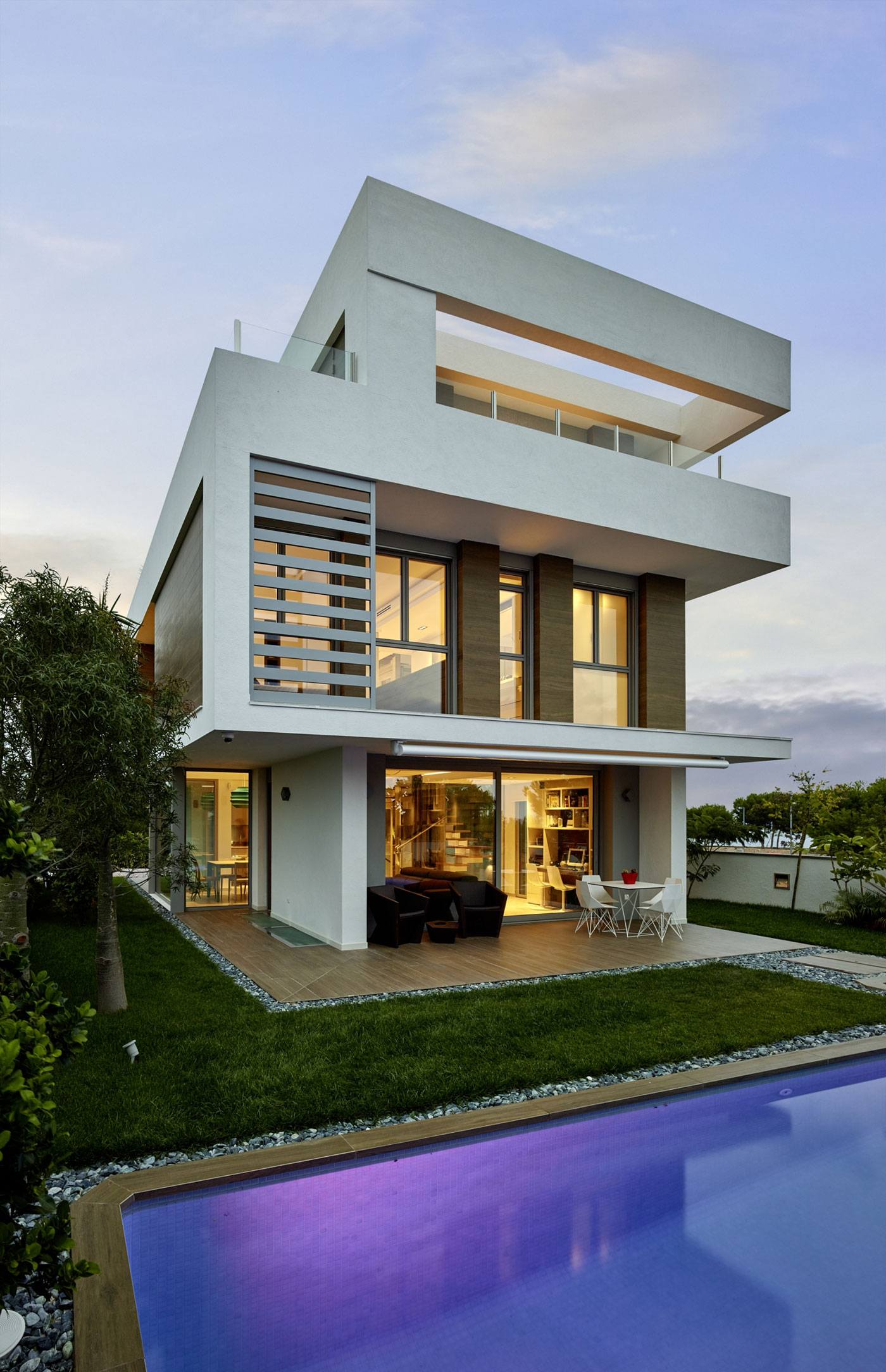 A Stunning Villa Characterized by the Modern Strong Lines and Natural Materials in Tarragona, Spain by White Houses Costa Dorada (31)