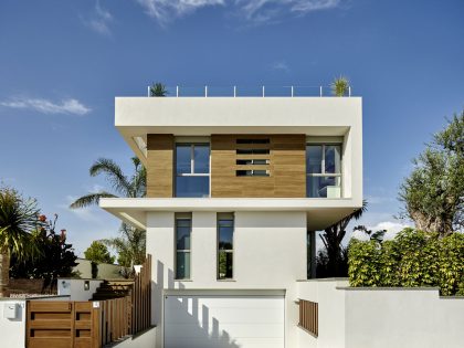 A Stunning Villa Characterized by the Modern Strong Lines and Natural Materials in Tarragona, Spain by White Houses Costa Dorada (4)