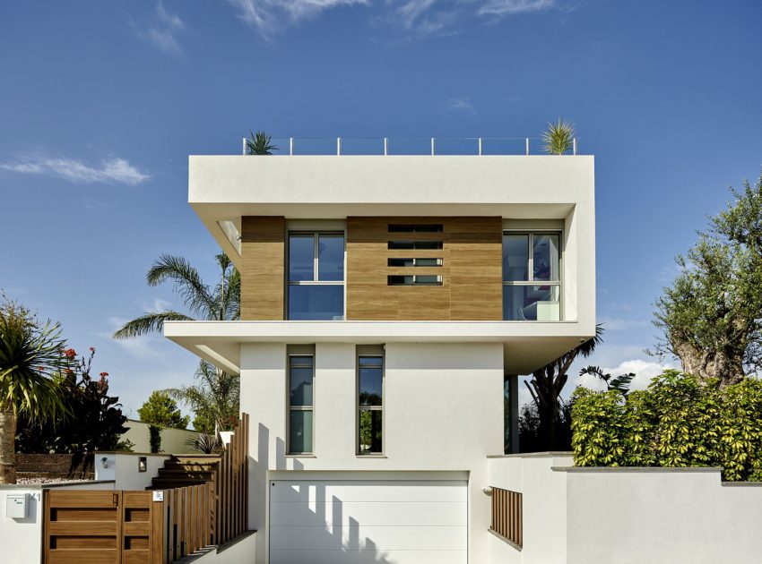 A Stunning Villa Characterized by the Modern Strong Lines and Natural Materials in Tarragona, Spain by White Houses Costa Dorada (4)