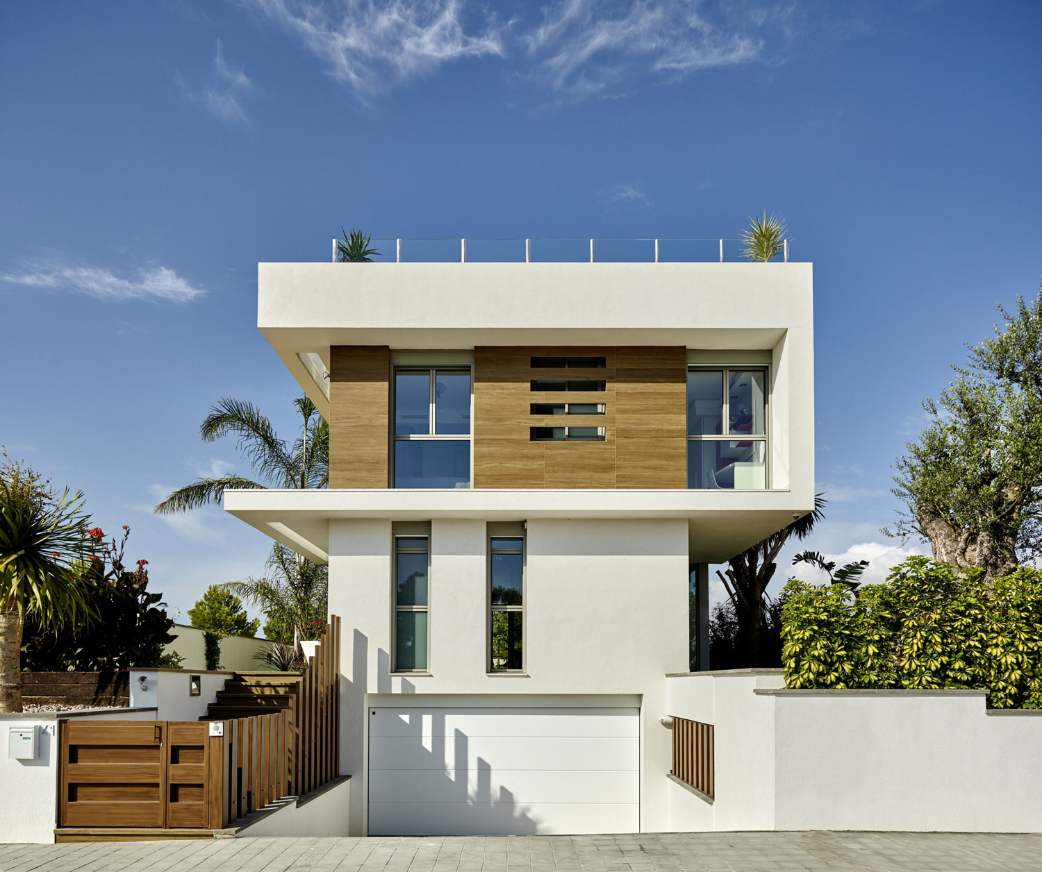 A Stunning Villa Characterized by the Modern Strong Lines and Natural Materials in Tarragona, Spain by White Houses Costa Dorada (4)