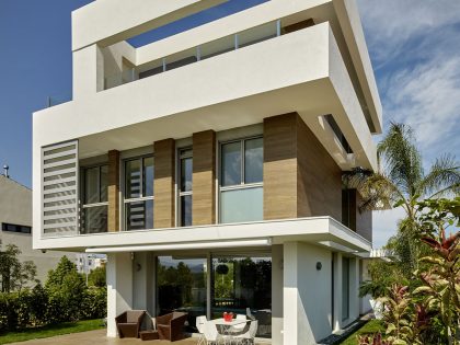 A Stunning Villa Characterized by the Modern Strong Lines and Natural Materials in Tarragona, Spain by White Houses Costa Dorada (5)