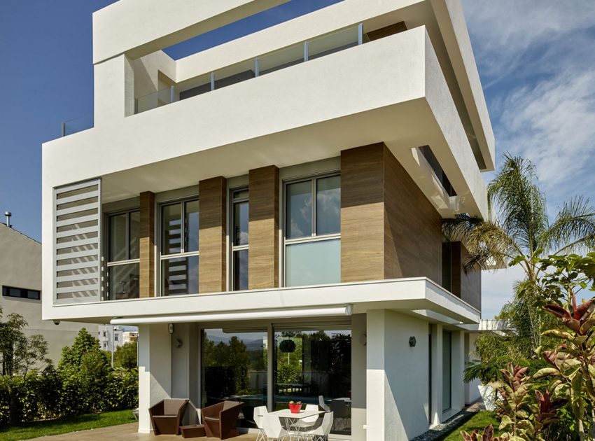 A Stunning Villa Characterized by the Modern Strong Lines and Natural Materials in Tarragona, Spain by White Houses Costa Dorada (5)