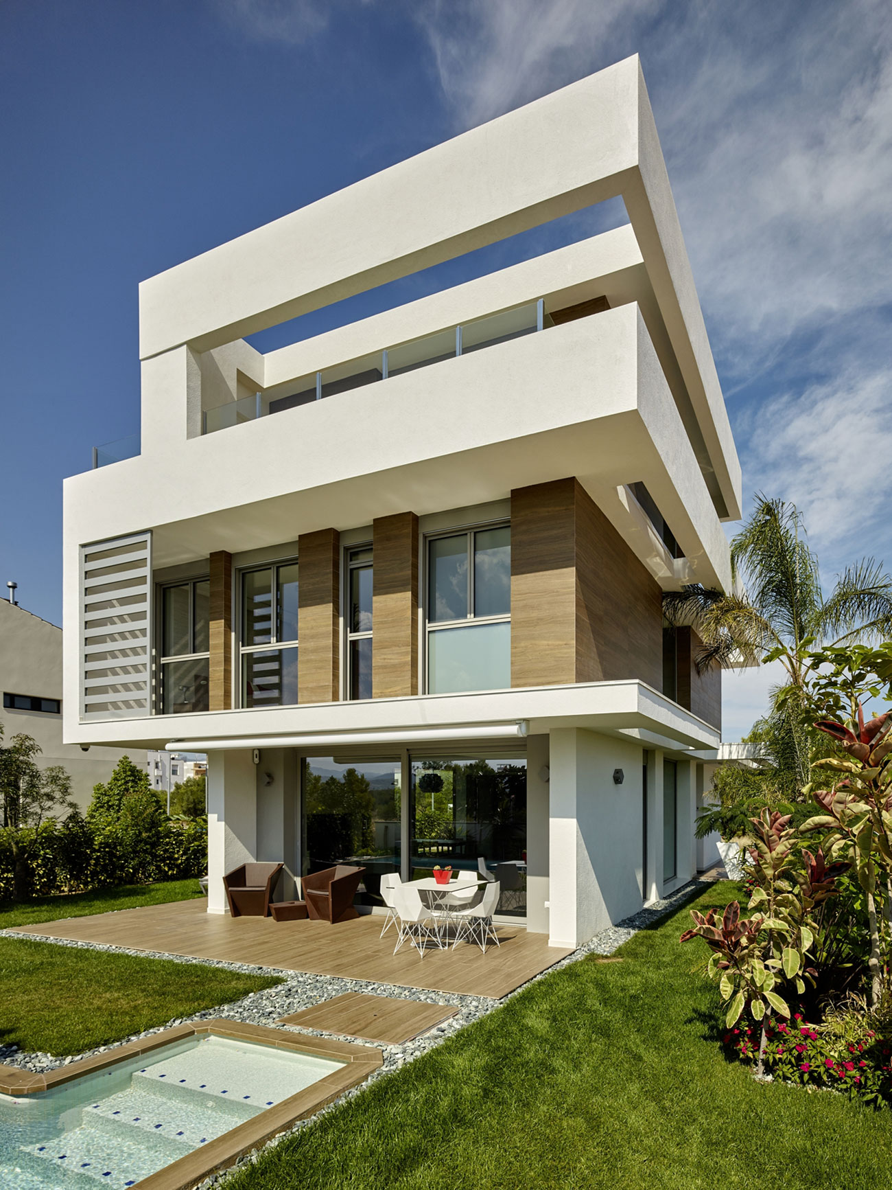 A Stunning Villa Characterized by the Modern Strong Lines and Natural Materials in Tarragona, Spain by White Houses Costa Dorada (5)