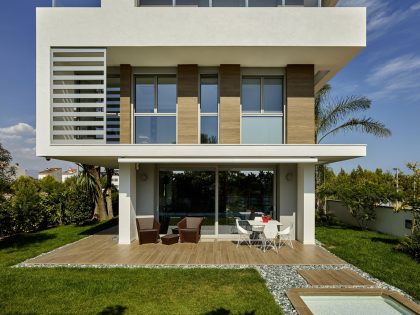 A Stunning Villa Characterized by the Modern Strong Lines and Natural Materials in Tarragona, Spain by White Houses Costa Dorada (6)