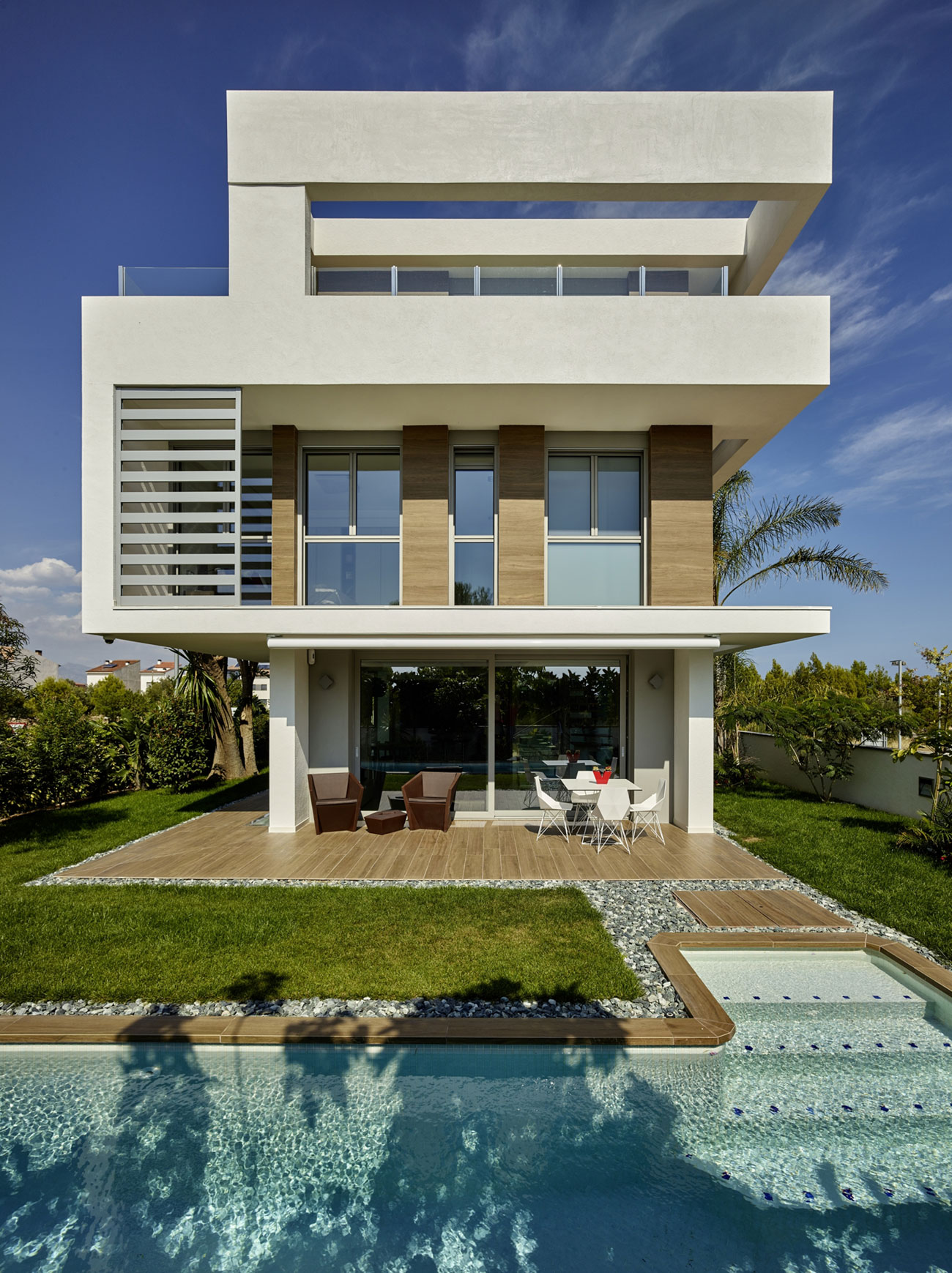 A Stunning Villa Characterized by the Modern Strong Lines and Natural Materials in Tarragona, Spain by White Houses Costa Dorada (6)