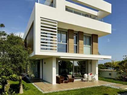 A Stunning Villa Characterized by the Modern Strong Lines and Natural Materials in Tarragona, Spain by White Houses Costa Dorada (7)