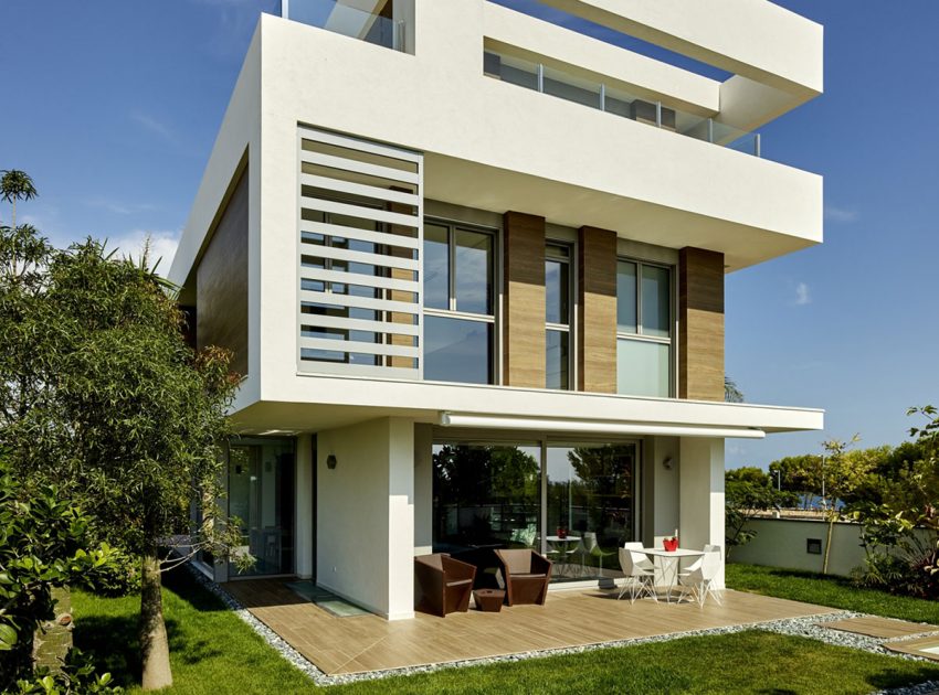 A Stunning Villa Characterized by the Modern Strong Lines and Natural Materials in Tarragona, Spain by White Houses Costa Dorada (7)