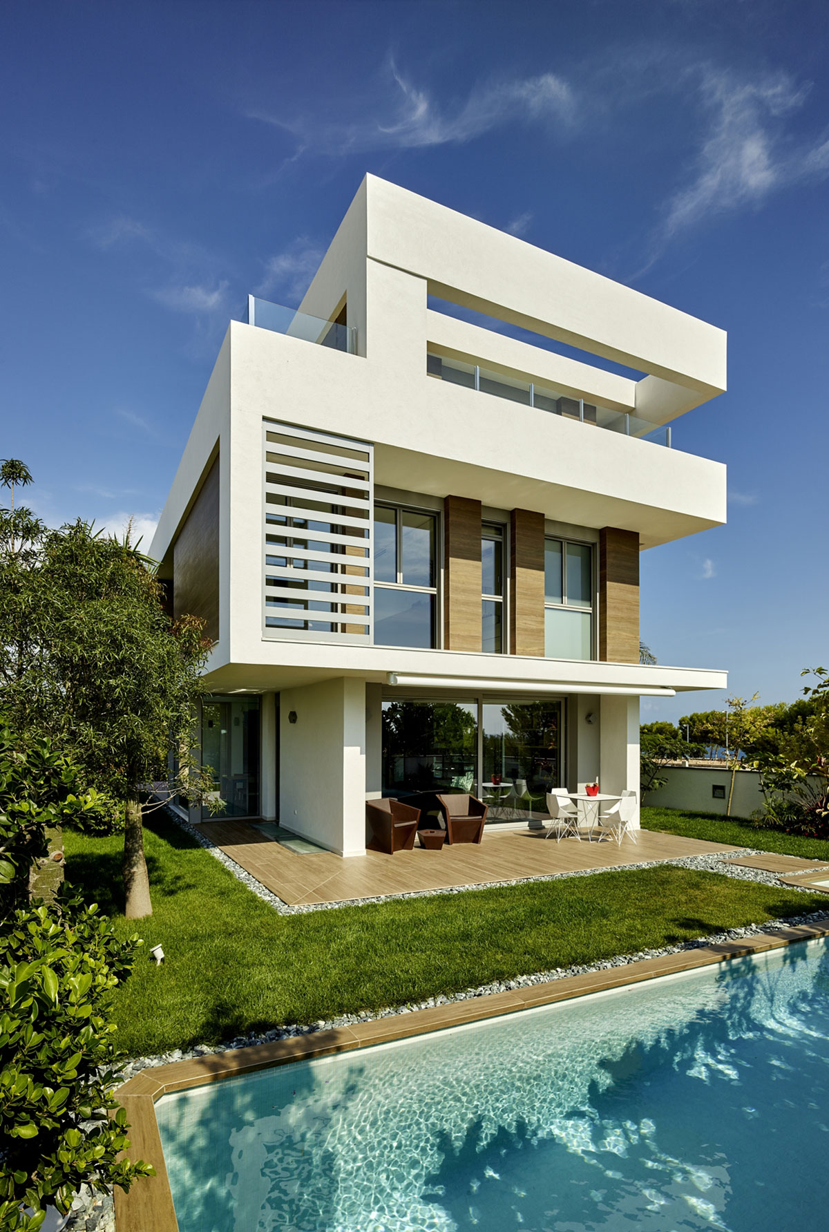 A Stunning Villa Characterized by the Modern Strong Lines and Natural Materials in Tarragona, Spain by White Houses Costa Dorada (7)