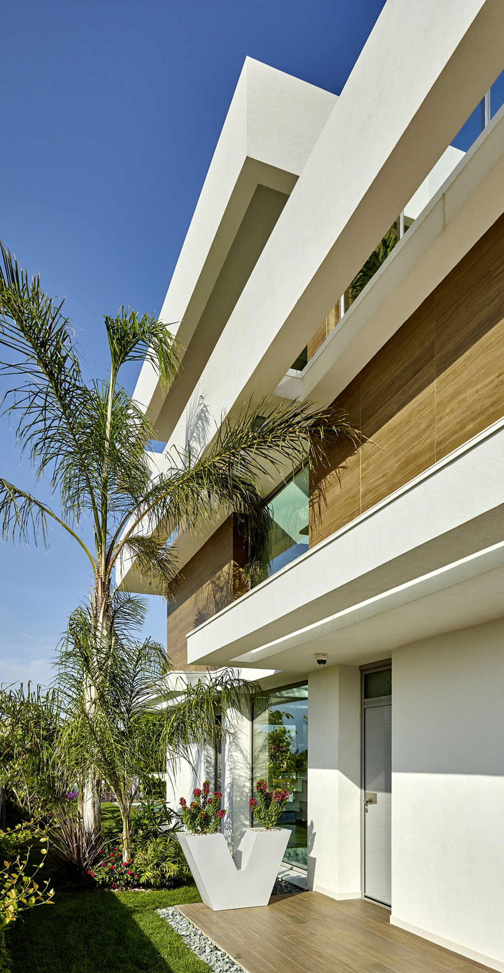 A Stunning Villa Characterized by the Modern Strong Lines and Natural Materials in Tarragona, Spain by White Houses Costa Dorada (8)