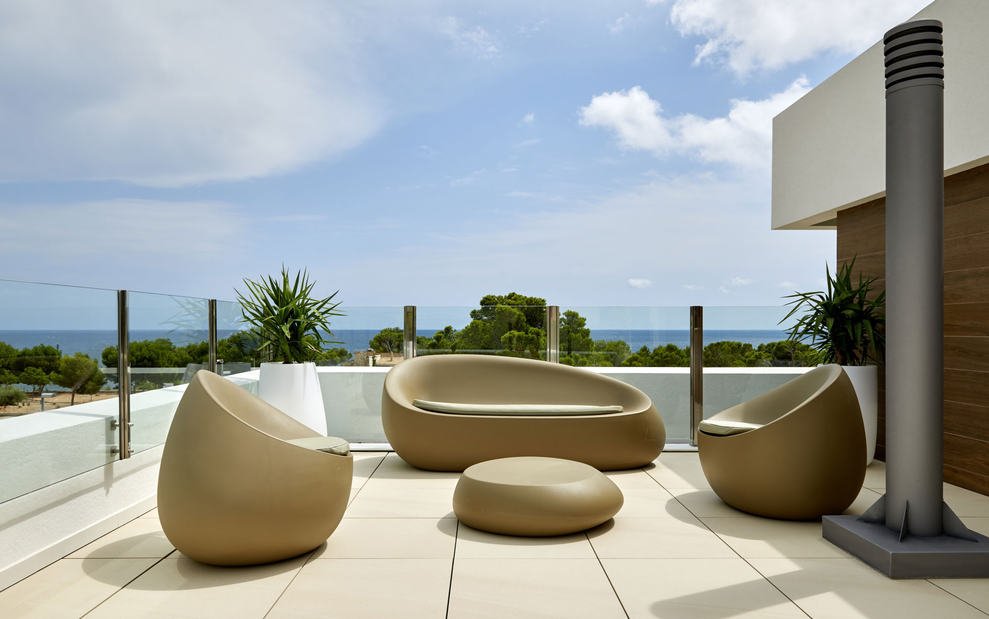 A Stunning Villa Characterized by the Modern Strong Lines and Natural Materials in Tarragona, Spain by White Houses Costa Dorada (9)