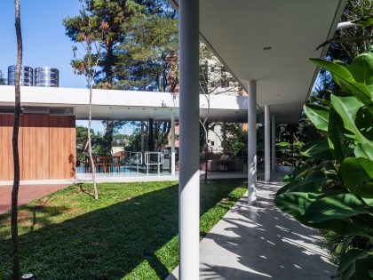 A Stylish Modern Home with Glass Walls and a Central Courtyard in São Paulo by FGMF (10)