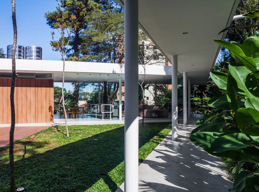 A Stylish Modern Home with Glass Walls and a Central Courtyard in São Paulo by FGMF (10)