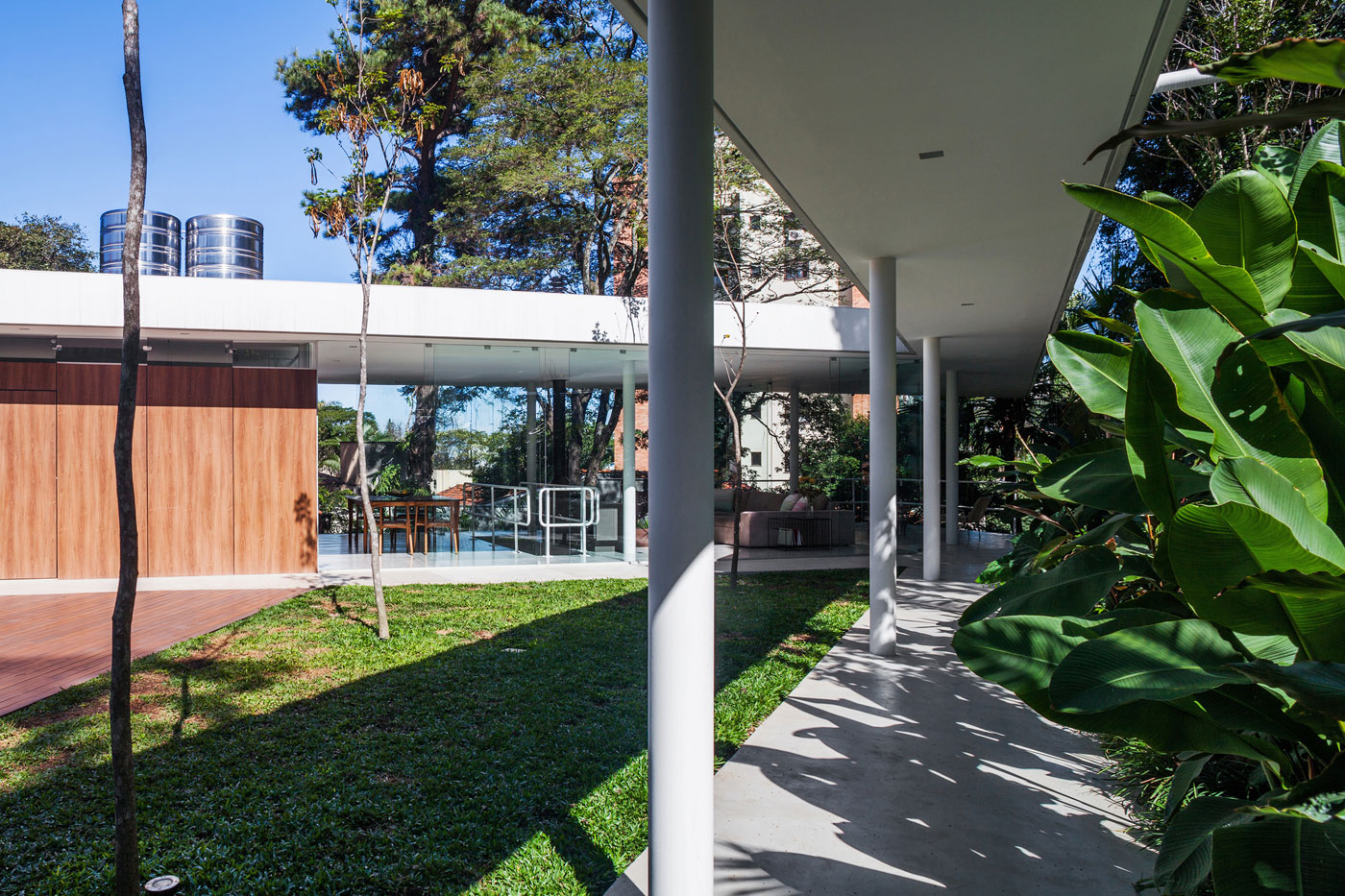 A Stylish Modern Home with Glass Walls and a Central Courtyard in São Paulo by FGMF (10)