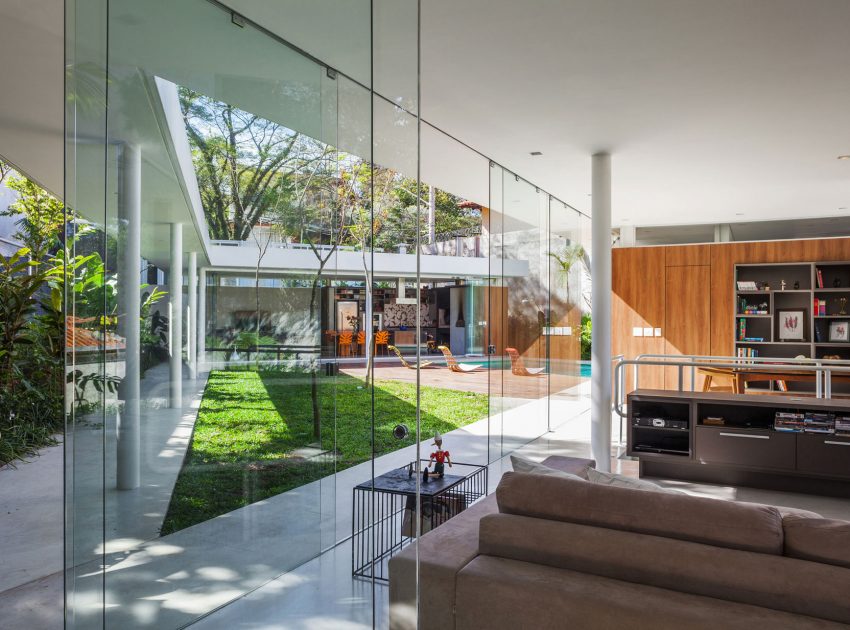 A Stylish Modern Home with Glass Walls and a Central Courtyard in São Paulo by FGMF (12)