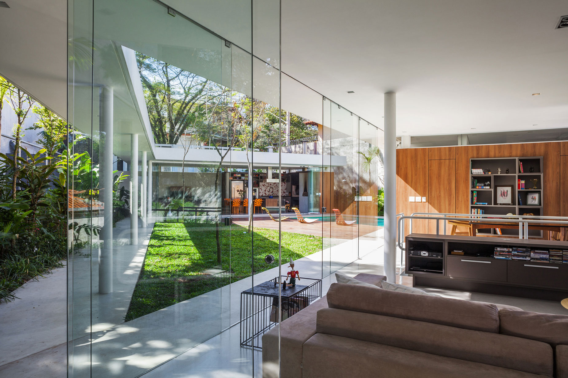 A Stylish Modern Home with Glass Walls and a Central Courtyard in São Paulo by FGMF (12)