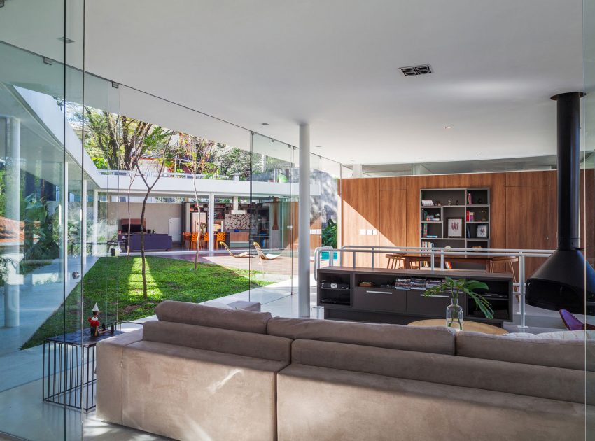 A Stylish Modern Home with Glass Walls and a Central Courtyard in São Paulo by FGMF (13)