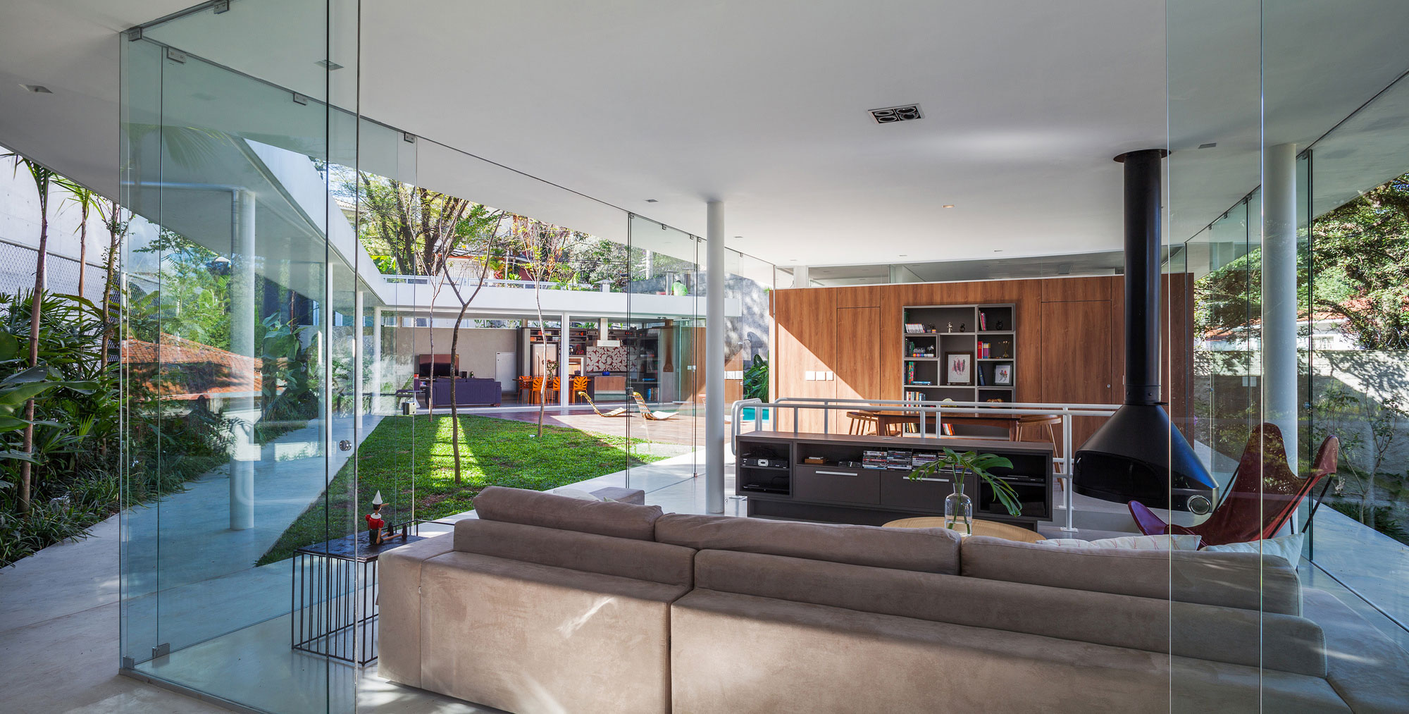 A Stylish Modern Home with Glass Walls and a Central Courtyard in São Paulo by FGMF (13)