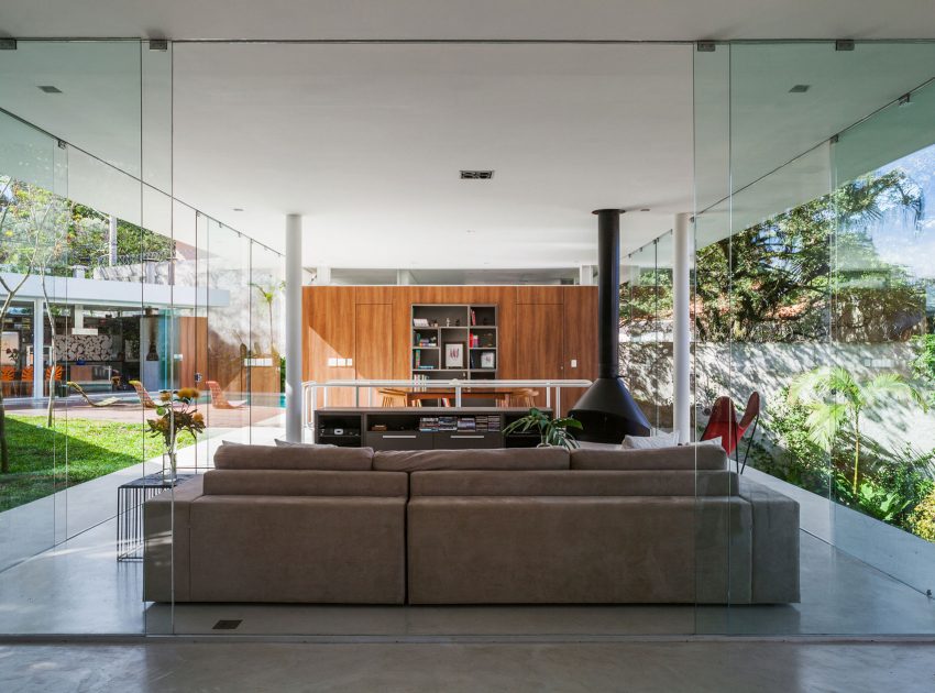 A Stylish Modern Home with Glass Walls and a Central Courtyard in São Paulo by FGMF (14)