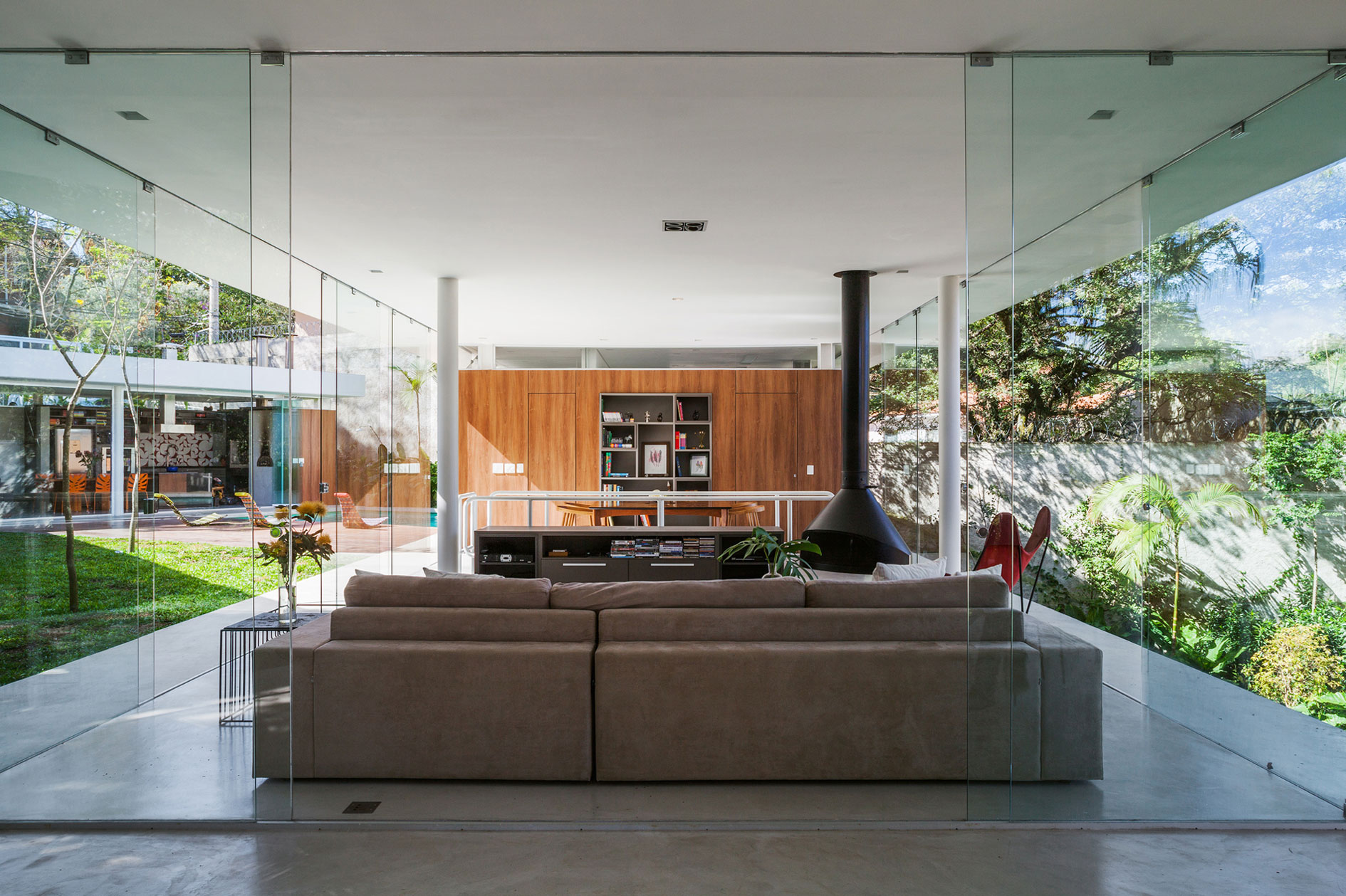 A Stylish Modern Home with Glass Walls and a Central Courtyard in São Paulo by FGMF (14)