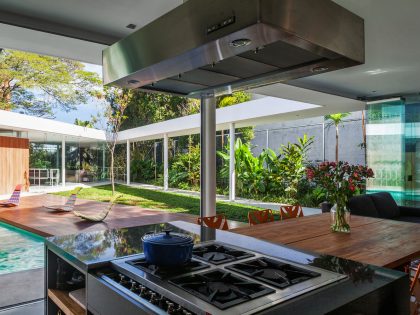 A Stylish Modern Home with Glass Walls and a Central Courtyard in São Paulo by FGMF (15)