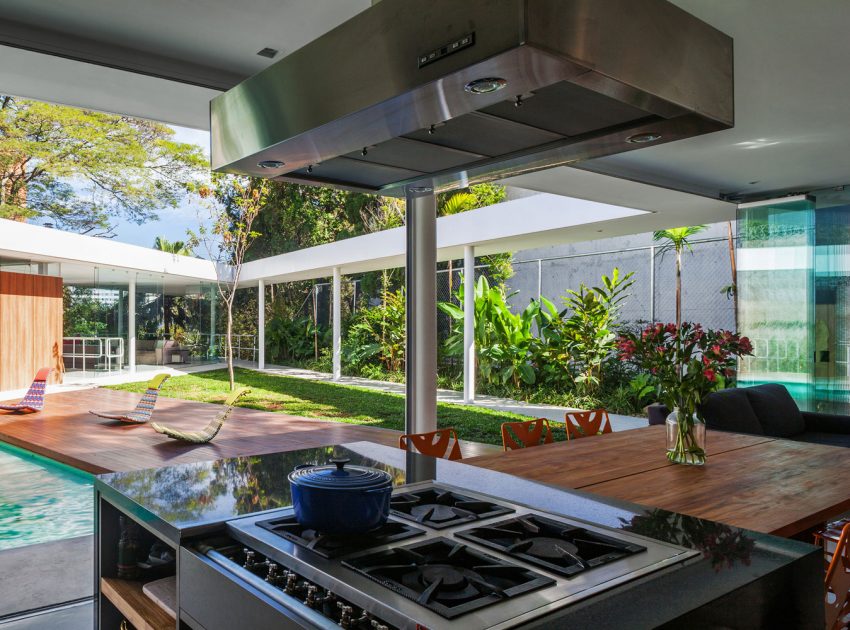 A Stylish Modern Home with Glass Walls and a Central Courtyard in São Paulo by FGMF (15)