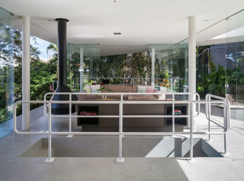 A Stylish Modern Home with Glass Walls and a Central Courtyard in São Paulo by FGMF (16)