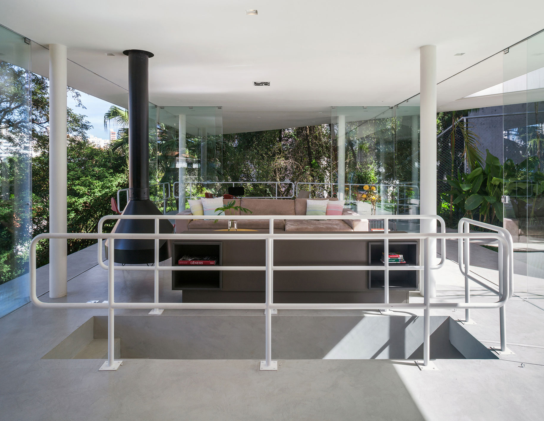 A Stylish Modern Home with Glass Walls and a Central Courtyard in São Paulo by FGMF (16)