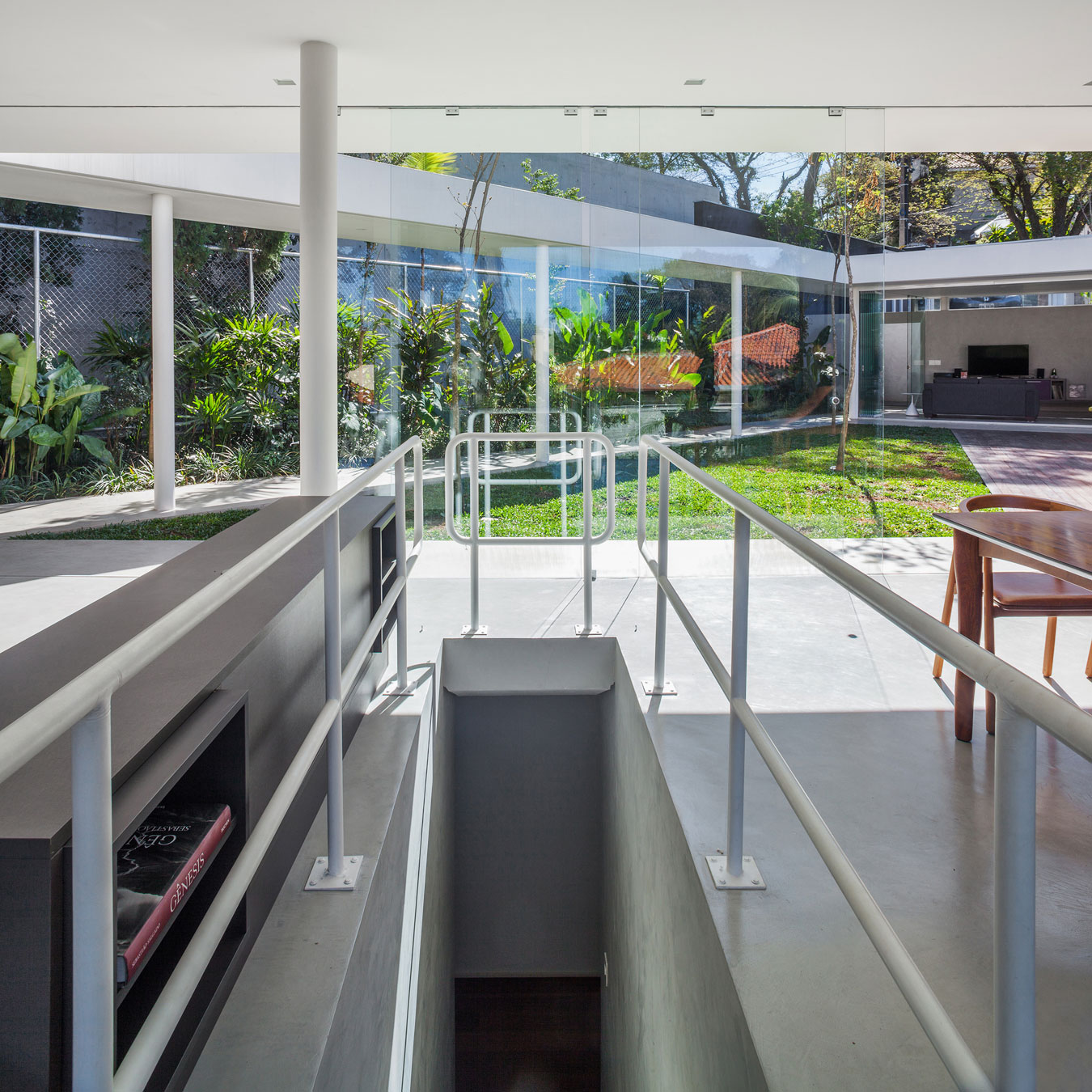 A Stylish Modern Home with Glass Walls and a Central Courtyard in São Paulo by FGMF (17)