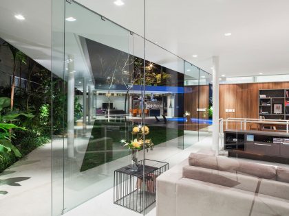 A Stylish Modern Home with Glass Walls and a Central Courtyard in São Paulo by FGMF (18)