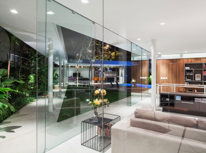 A Stylish Modern Home with Glass Walls and a Central Courtyard in São Paulo by FGMF (18)