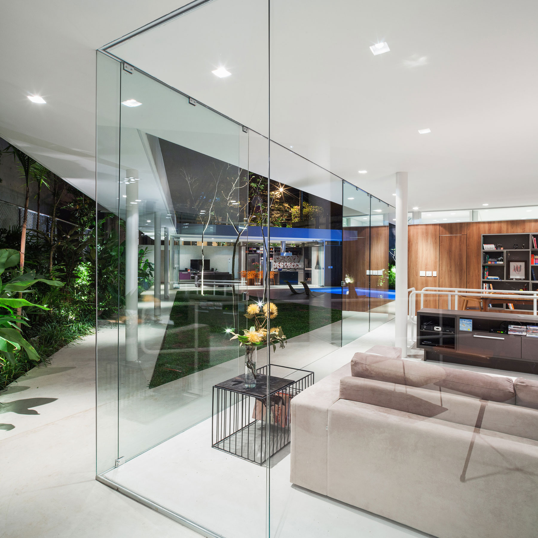 A Stylish Modern Home with Glass Walls and a Central Courtyard in São Paulo by FGMF (18)