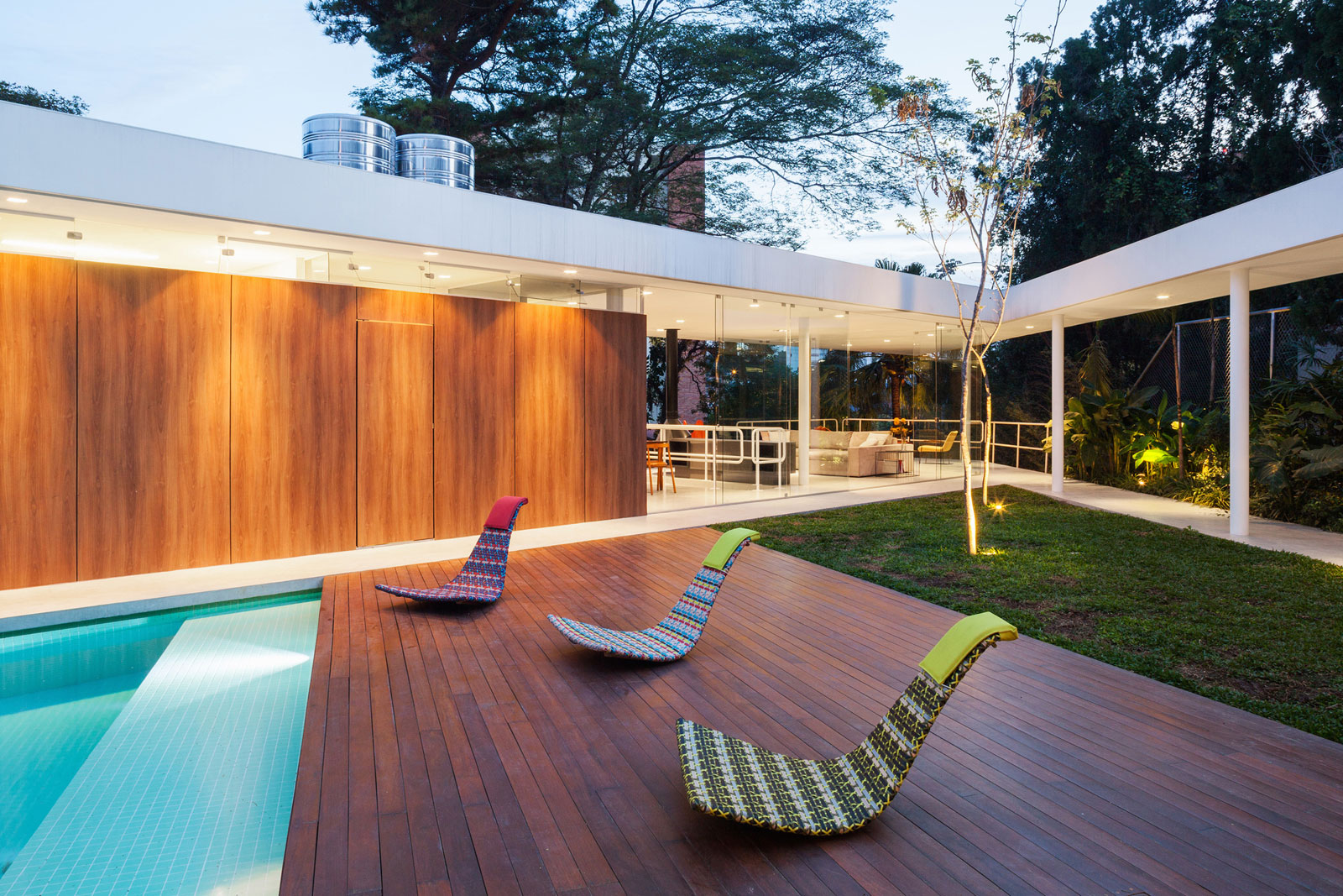 A Stylish Modern Home with Glass Walls and a Central Courtyard in São Paulo by FGMF (19)