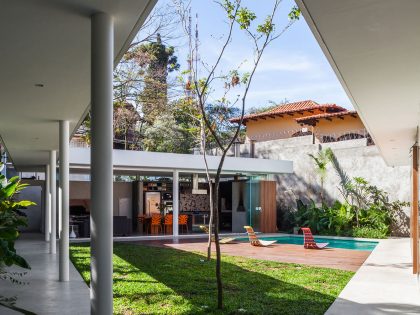 A Stylish Modern Home with Glass Walls and a Central Courtyard in São Paulo by FGMF (2)