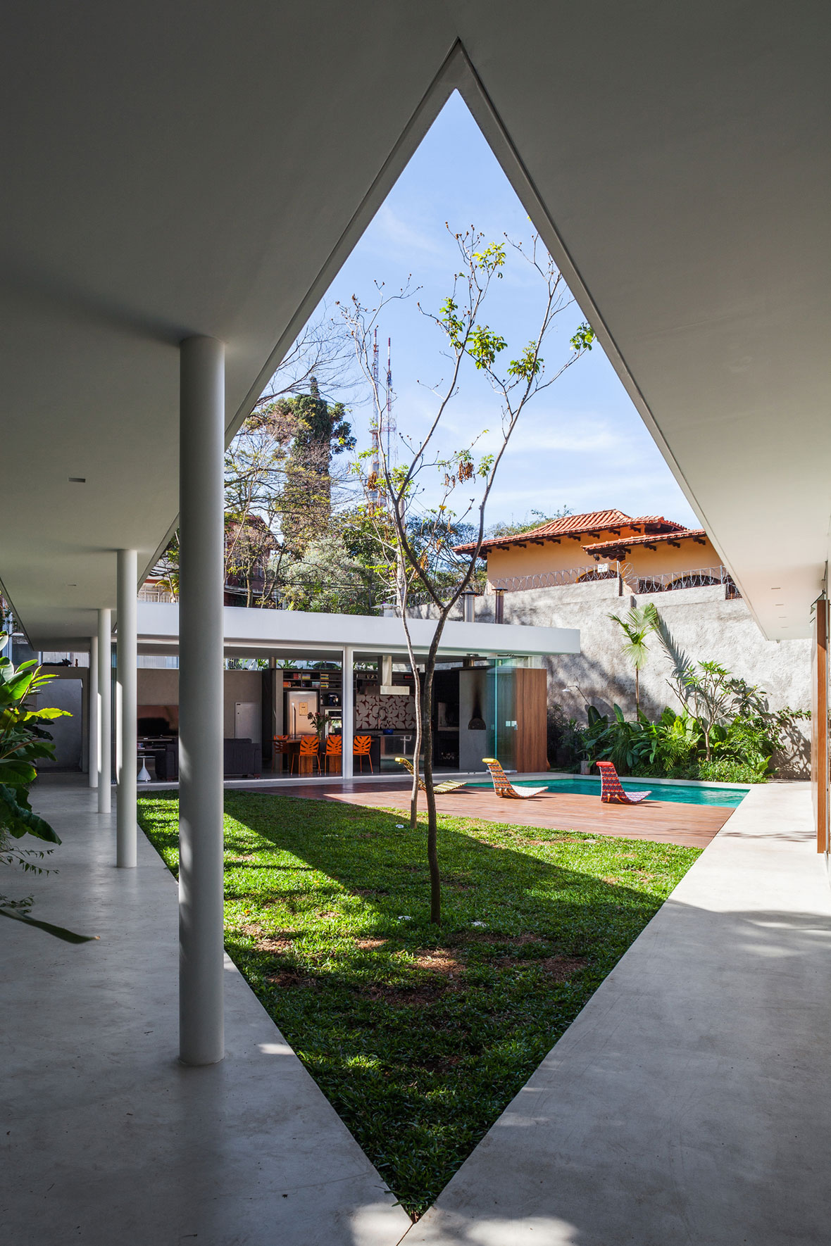 A Stylish Modern Home with Glass Walls and a Central Courtyard in São Paulo by FGMF (2)