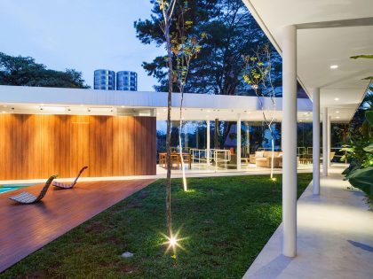 A Stylish Modern Home with Glass Walls and a Central Courtyard in São Paulo by FGMF (20)