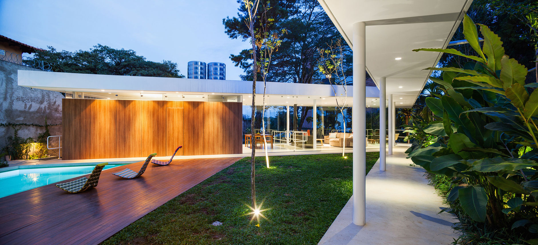 A Stylish Modern Home with Glass Walls and a Central Courtyard in São Paulo by FGMF (20)