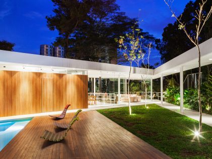 A Stylish Modern Home with Glass Walls and a Central Courtyard in São Paulo by FGMF (21)