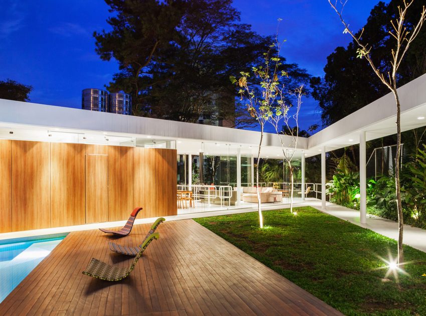 A Stylish Modern Home with Glass Walls and a Central Courtyard in São Paulo by FGMF (21)