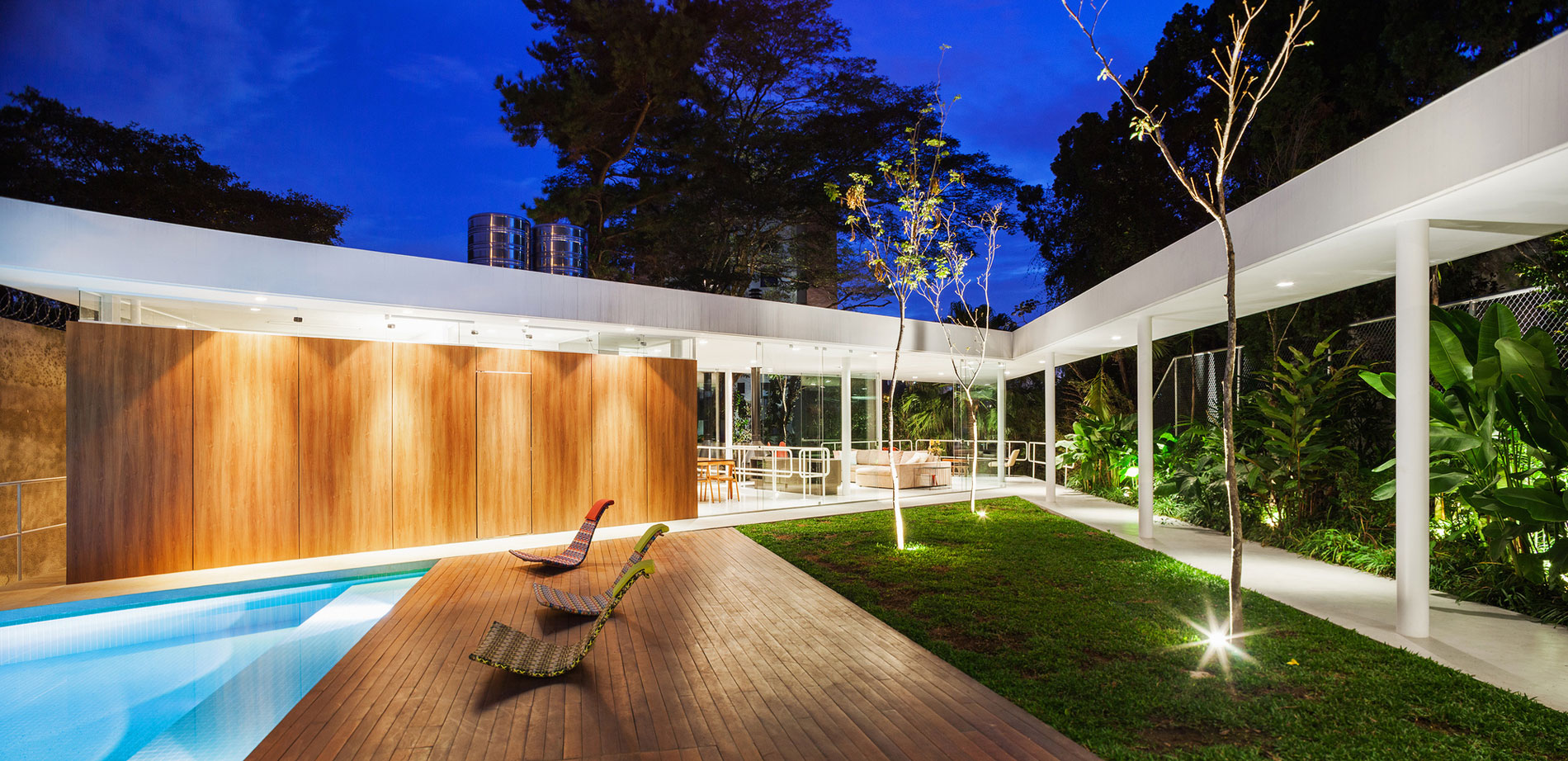 A Stylish Modern Home with Glass Walls and a Central Courtyard in São Paulo by FGMF (21)