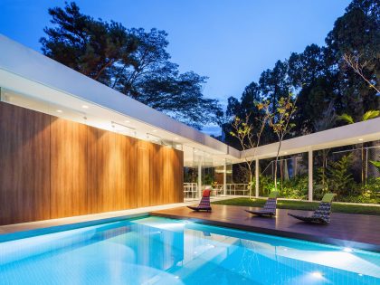 A Stylish Modern Home with Glass Walls and a Central Courtyard in São Paulo by FGMF (22)