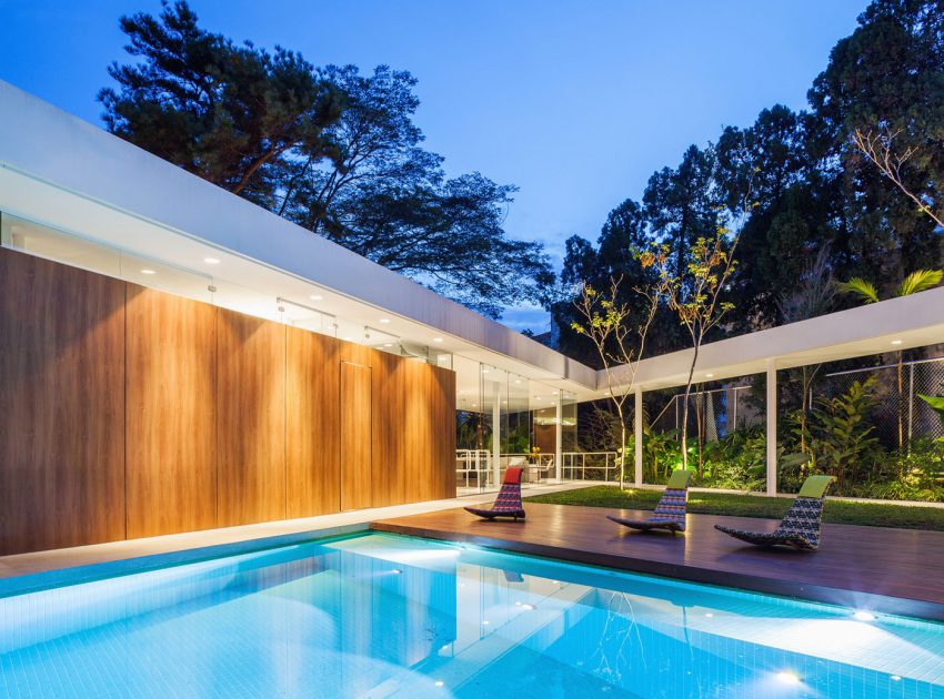 A Stylish Modern Home with Glass Walls and a Central Courtyard in São Paulo by FGMF (22)