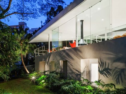 A Stylish Modern Home with Glass Walls and a Central Courtyard in São Paulo by FGMF (23)