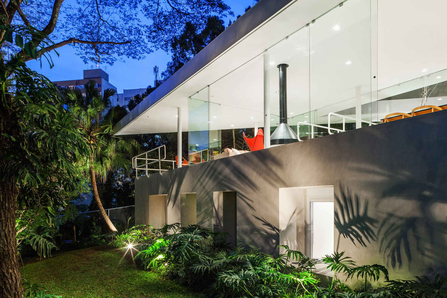 A Stylish Modern Home with Glass Walls and a Central Courtyard in São Paulo by FGMF (23)